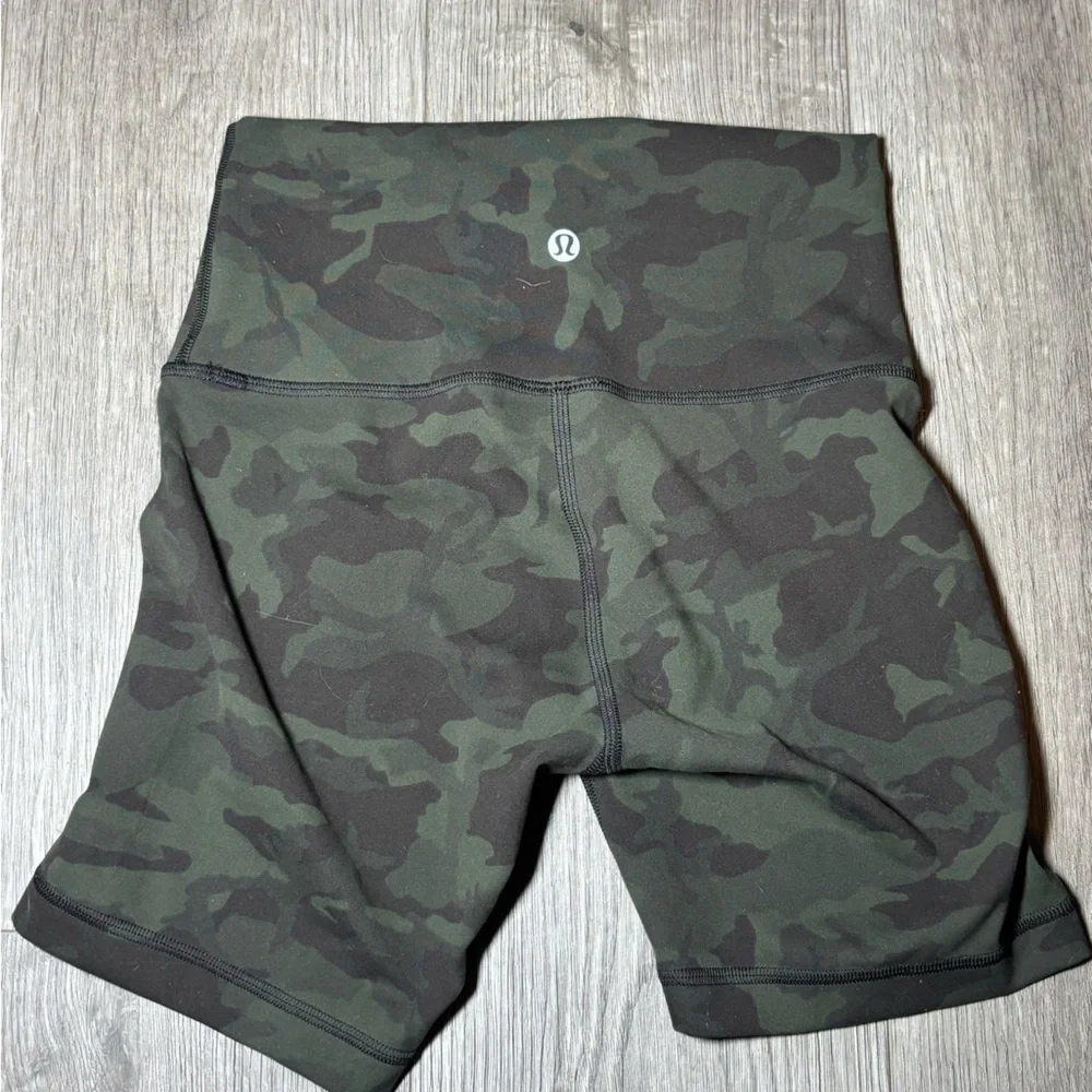 LULULEMON WUNDER TRAIN high rise shorts in camo print size 4 - Picture 2 of 4